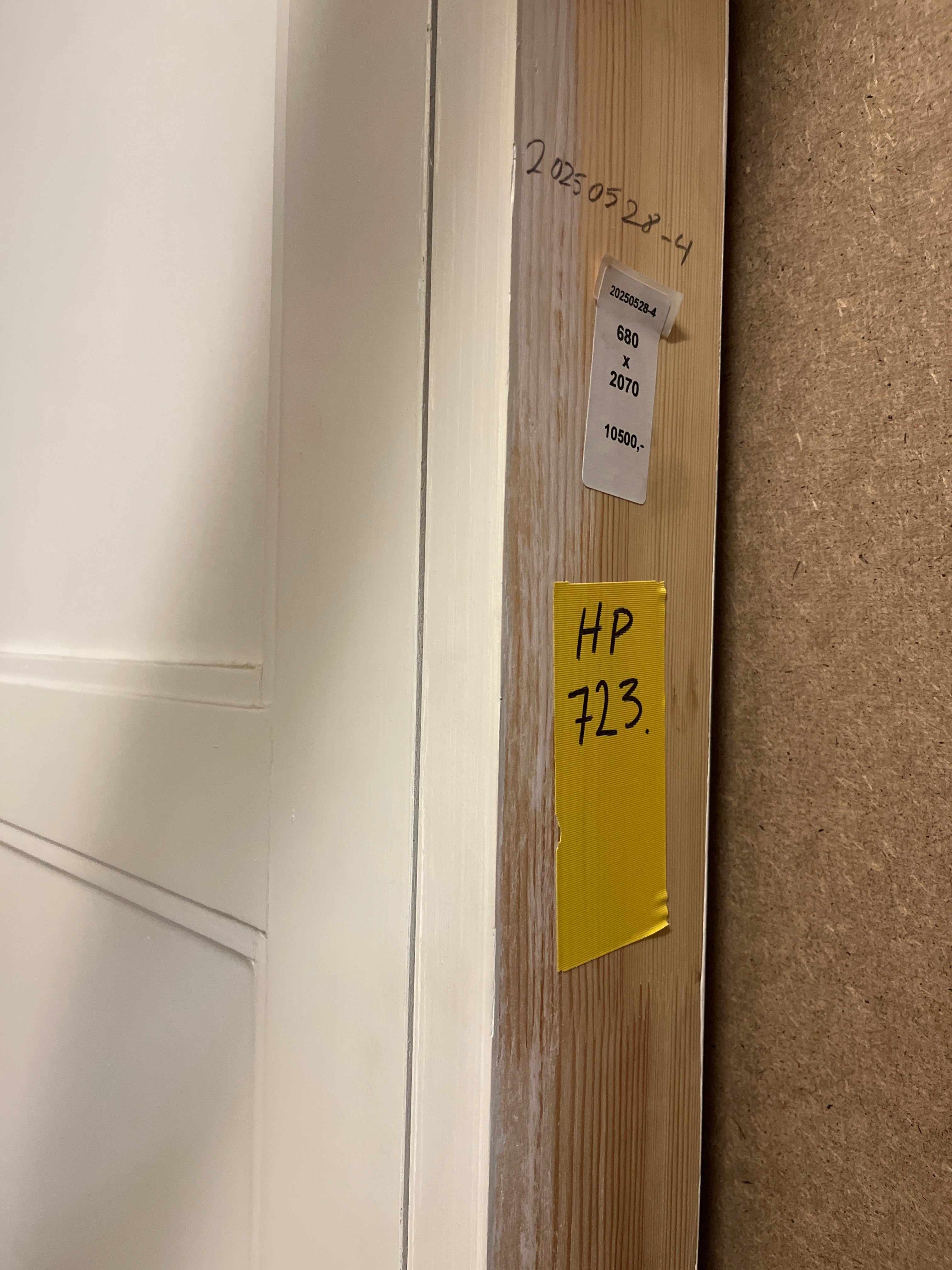 723. Dörr med karm