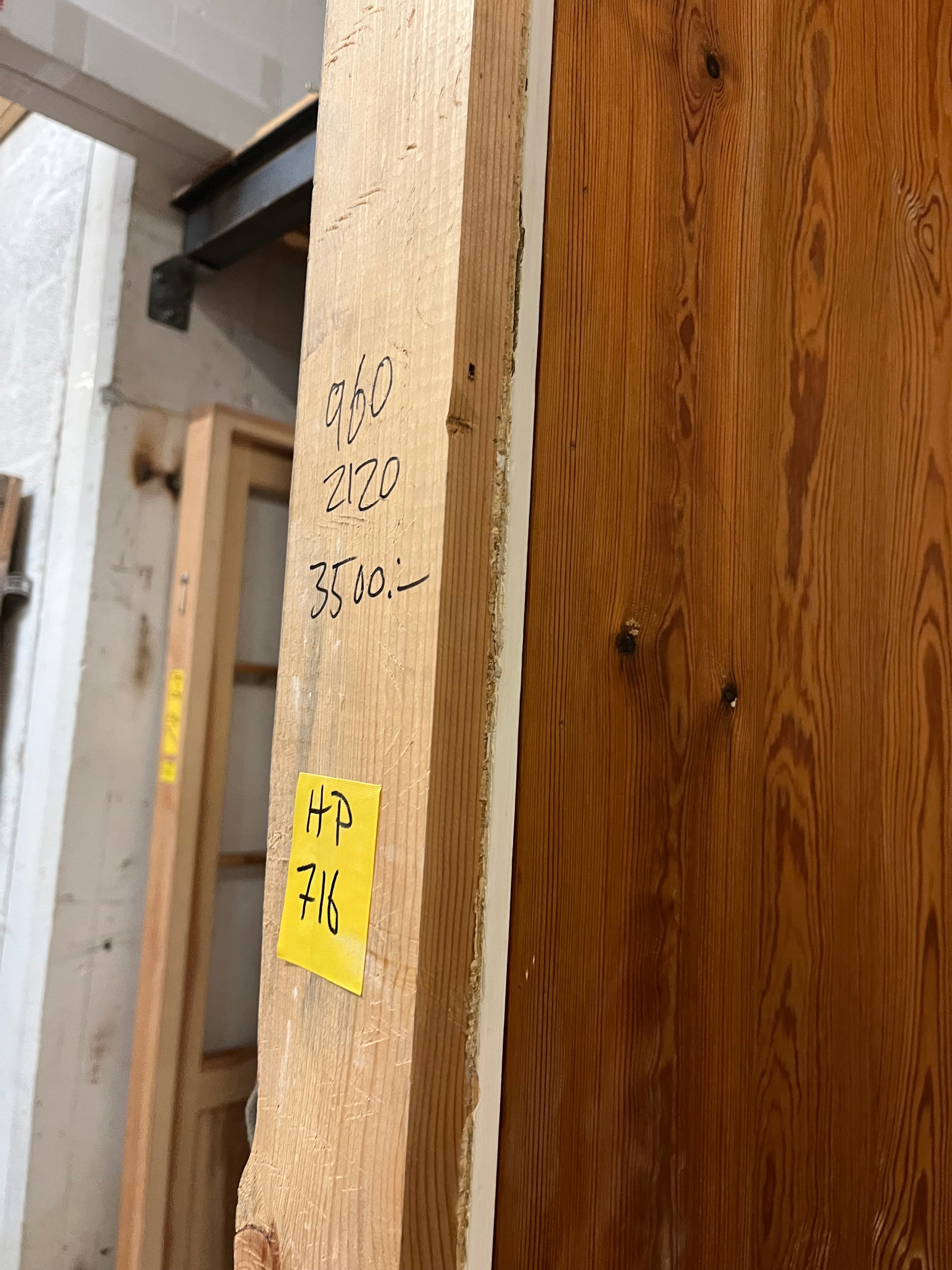 Massiv helfransk trädörr i kärnfuru med klassisk fyllningskonstruktion. Stabil ram- och spegeldörr med tidstypisk profilering och varm ytbehandling.