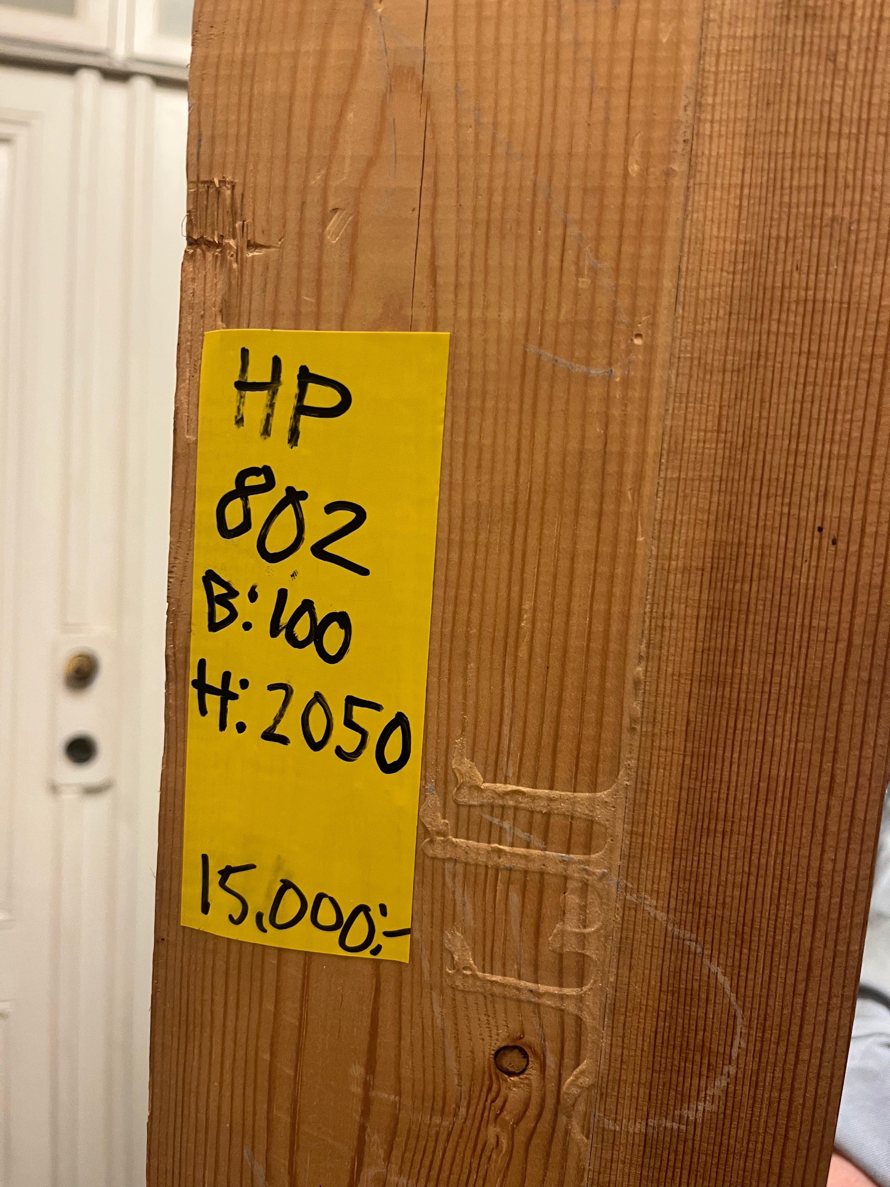 Dessa dörrar är specialbeställda av en byggmästare från Sundsvall, som hade kontakt med en skicklig målare som tidigare utfört en vacker takmålning i den gamla banklokalen i Sundsvall. Byggmästaren bad målaren skapa några unika bilder, som sedan kunde tas med till glasmästaren och omvandlas till glasdetaljer för dörrarna.Dörrar med fantastisk glasgravyr. Finns även 2 dubbeldörrar i samma serie.