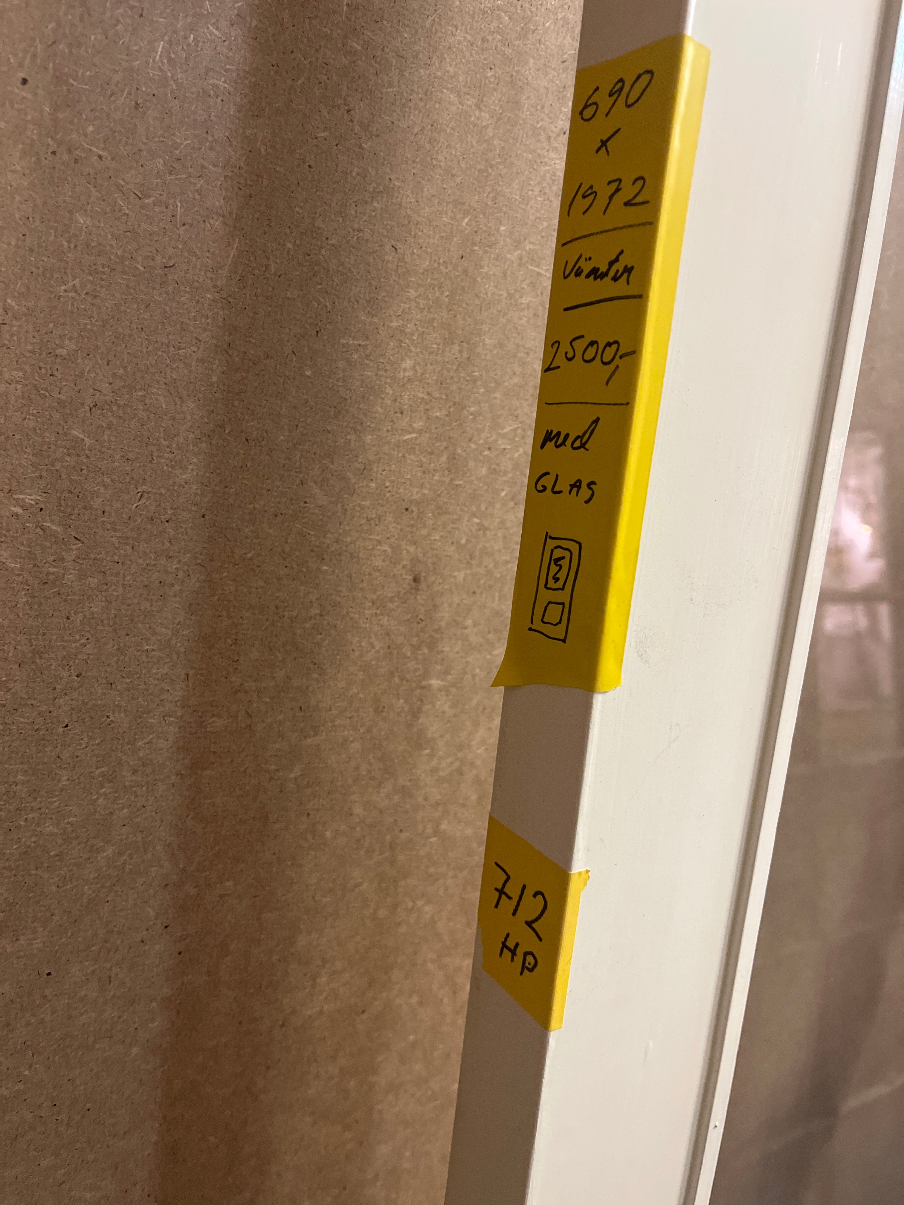 Glasdörr med spegelfält med profilerade träramar. Tillverkad i massivt trä med hantverksmässig finish. Läs mer: Att tänka på vid återbruk av spegeldörrar Så byggde vi på 1800-talet