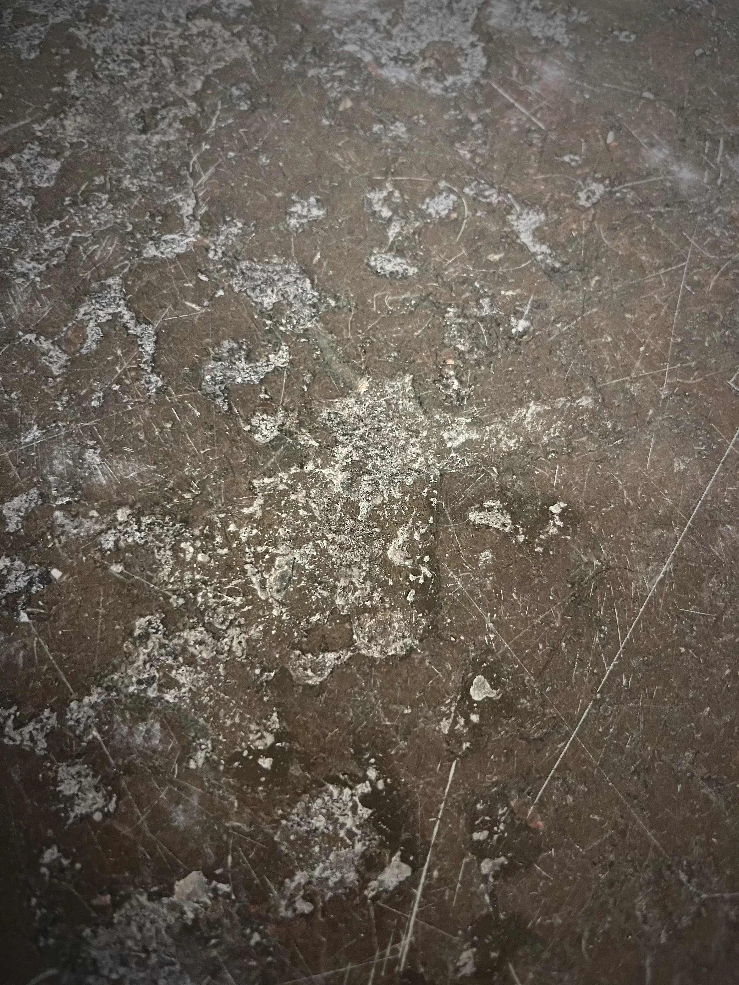 Unik chans att förvärva äldre kalkstensplattor från ett bostadshus på Östermalm, med en imponerande ålder på cirka 150 år. Stenen bär tydliga spår av sin historia genom vacker patina, naturliga skiftningar och handbearbetade kanter.Det rör sig troligen om öländsk kalksten. Kalkstenen går i dämpade, jordiga toner, rödbruna drag kombinerat med grönaktiga och grå skiftningar.Total mängd: ca 6,5 m²Format: varierande plattor, flera i 445 x 445 mm, samt oregelbundna storlekar.Tjocklek: ca. 50 mm men kan varieraStenen lämpar sig utmärkt för både moderna och klassiska miljöer, exempelvis hallar, kök, uterum, entréer eller som exklusivt material i restaurering och återbruksprojekt. Finns att hämta hos Nacka Byggnadsvård.