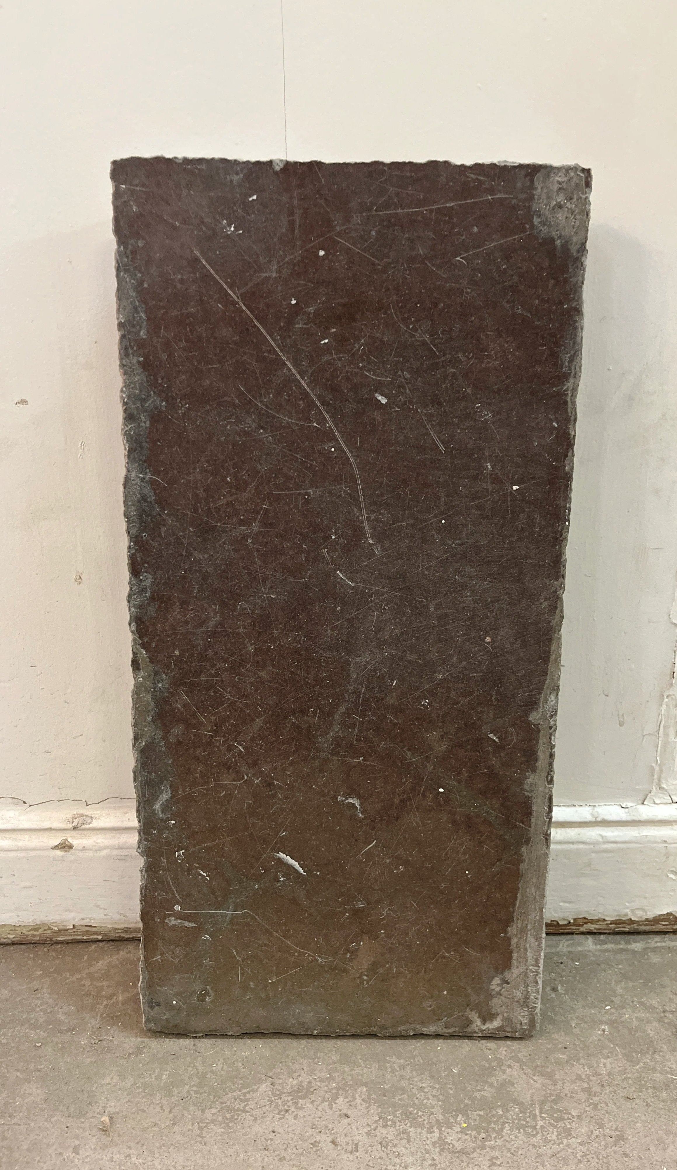 Unik chans att förvärva äldre kalkstensplattor från ett bostadshus på Östermalm, med en imponerande ålder på cirka 150 år. Stenen bär tydliga spår av sin historia genom vacker patina, naturliga skiftningar och handbearbetade kanter.Det rör sig troligen om öländsk kalksten. Kalkstenen går i dämpade, jordiga toner, rödbruna drag kombinerat med grönaktiga och grå skiftningar.Total mängd: ca 6,5 m²Format: varierande plattor, flera i 445 x 445 mm, samt oregelbundna storlekar.Tjocklek: ca. 50 mm men kan varieraStenen lämpar sig utmärkt för både moderna och klassiska miljöer, exempelvis hallar, kök, uterum, entréer eller som exklusivt material i restaurering och återbruksprojekt. Finns att hämta hos Nacka Byggnadsvård.