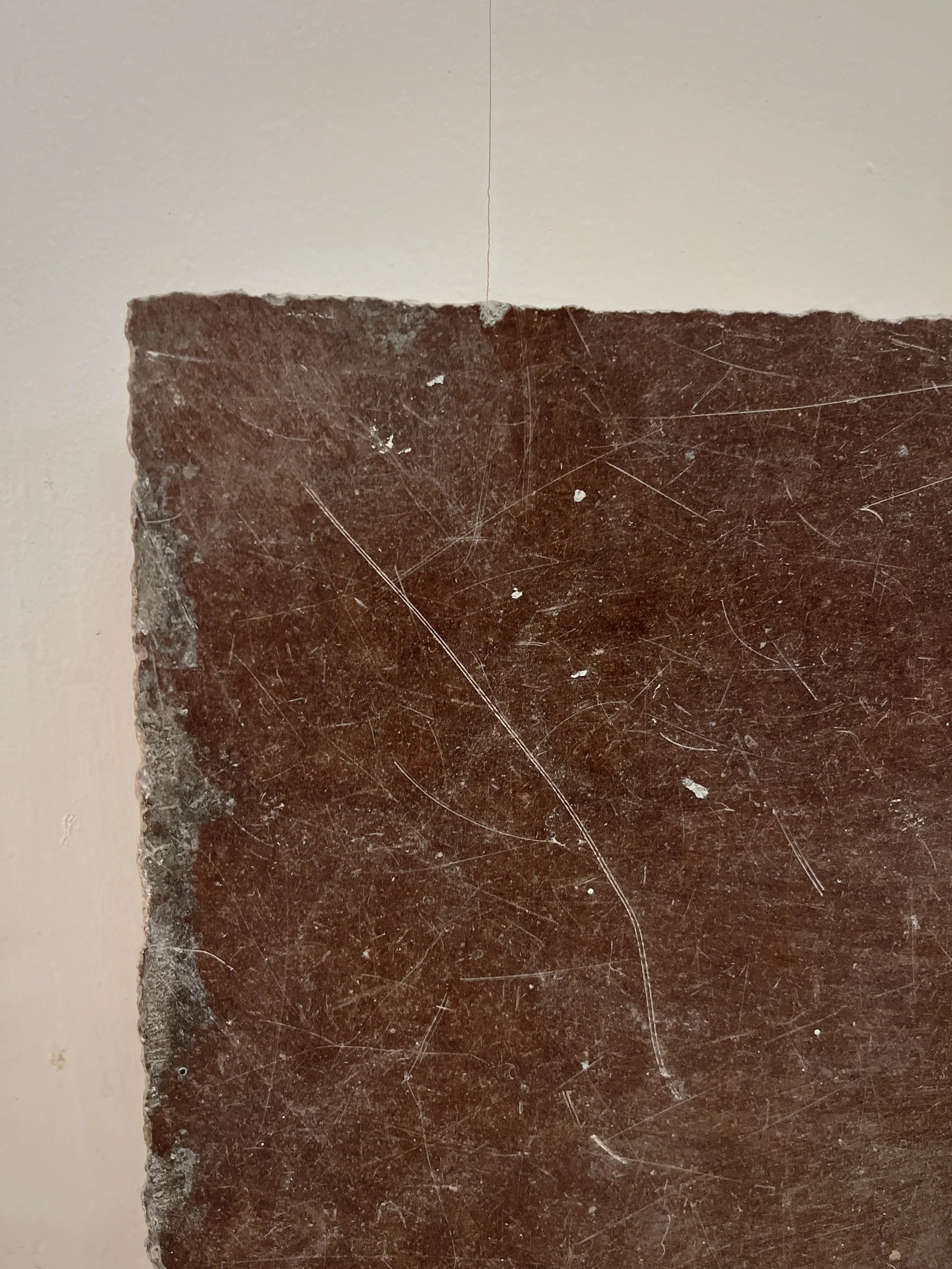 Unik chans att förvärva äldre kalkstensplattor från ett bostadshus på Östermalm, med en imponerande ålder på cirka 150 år. Stenen bär tydliga spår av sin historia genom vacker patina, naturliga skiftningar och handbearbetade kanter.Det rör sig troligen om öländsk kalksten. Kalkstenen går i dämpade, jordiga toner, rödbruna drag kombinerat med grönaktiga och grå skiftningar.Total mängd: ca 6,5 m²Format: varierande plattor, flera i 445 x 445 mm, samt oregelbundna storlekar.Tjocklek: ca. 50 mm men kan varieraStenen lämpar sig utmärkt för både moderna och klassiska miljöer, exempelvis hallar, kök, uterum, entréer eller som exklusivt material i restaurering och återbruksprojekt. Finns att hämta hos Nacka Byggnadsvård.