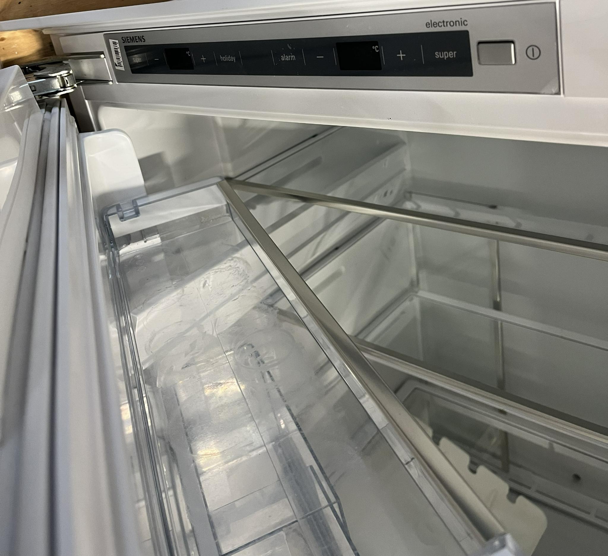 Siemens Inbyggnadspaket: Helintegrerad Kyl & Frys (178 cm) Komplett inbyggnadspaket för kök i absolut toppklass. Består av helintegrerad kyl (Siemens KI81RAD30) samt tillhörande frysskåp för 178 cm nisch. Egenskaper kyl: 319 liter, superCooling, LED-belysning och dämpade softClose-gångjärn. Mått per skåp: 177,2 x 55,8 x 54,5 cm Montering: Flat hinge (dörr-på-dörr).1500kr/ styck eller 2700kr för båda