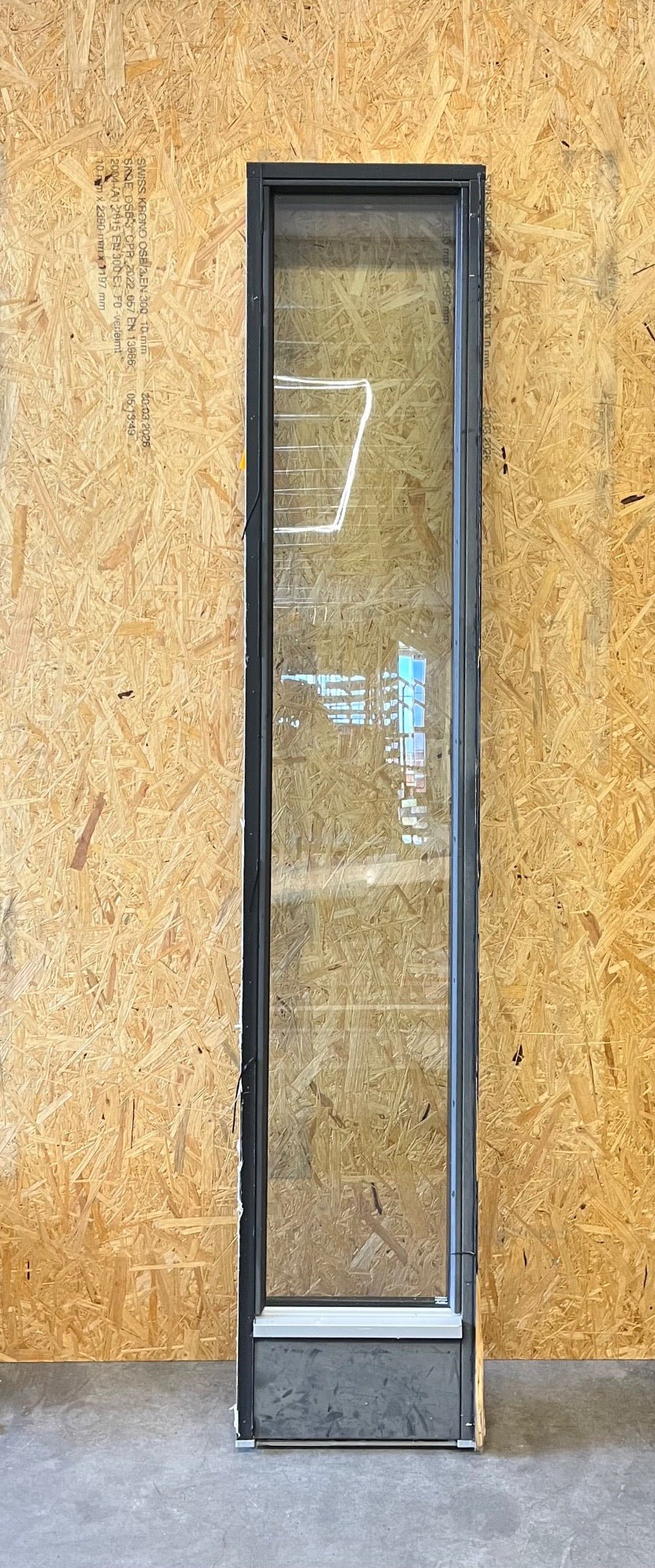 Smalt högt tvåglasfönster. Passar till exempel bredvid ytterdörr.