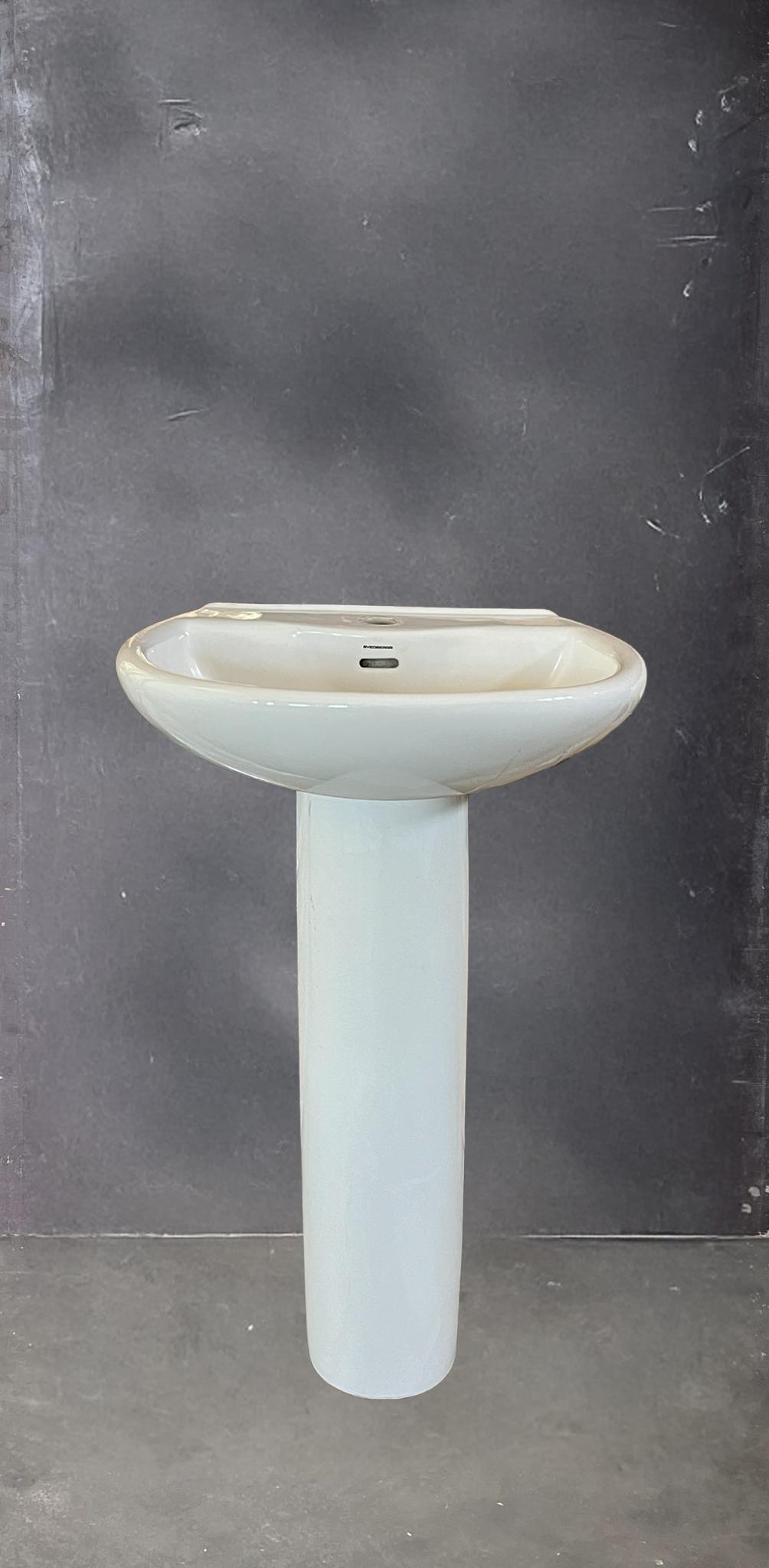 Tvättställ med pelare i porslin, från Svedbergs. Troligtvis modellen 9094.