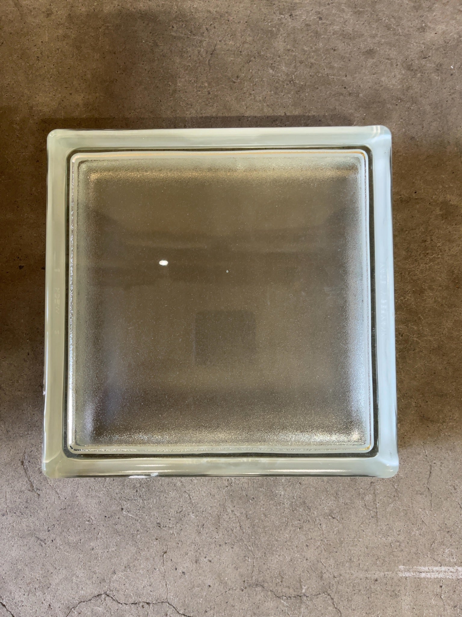 Två lådor med total 20 glasblock.