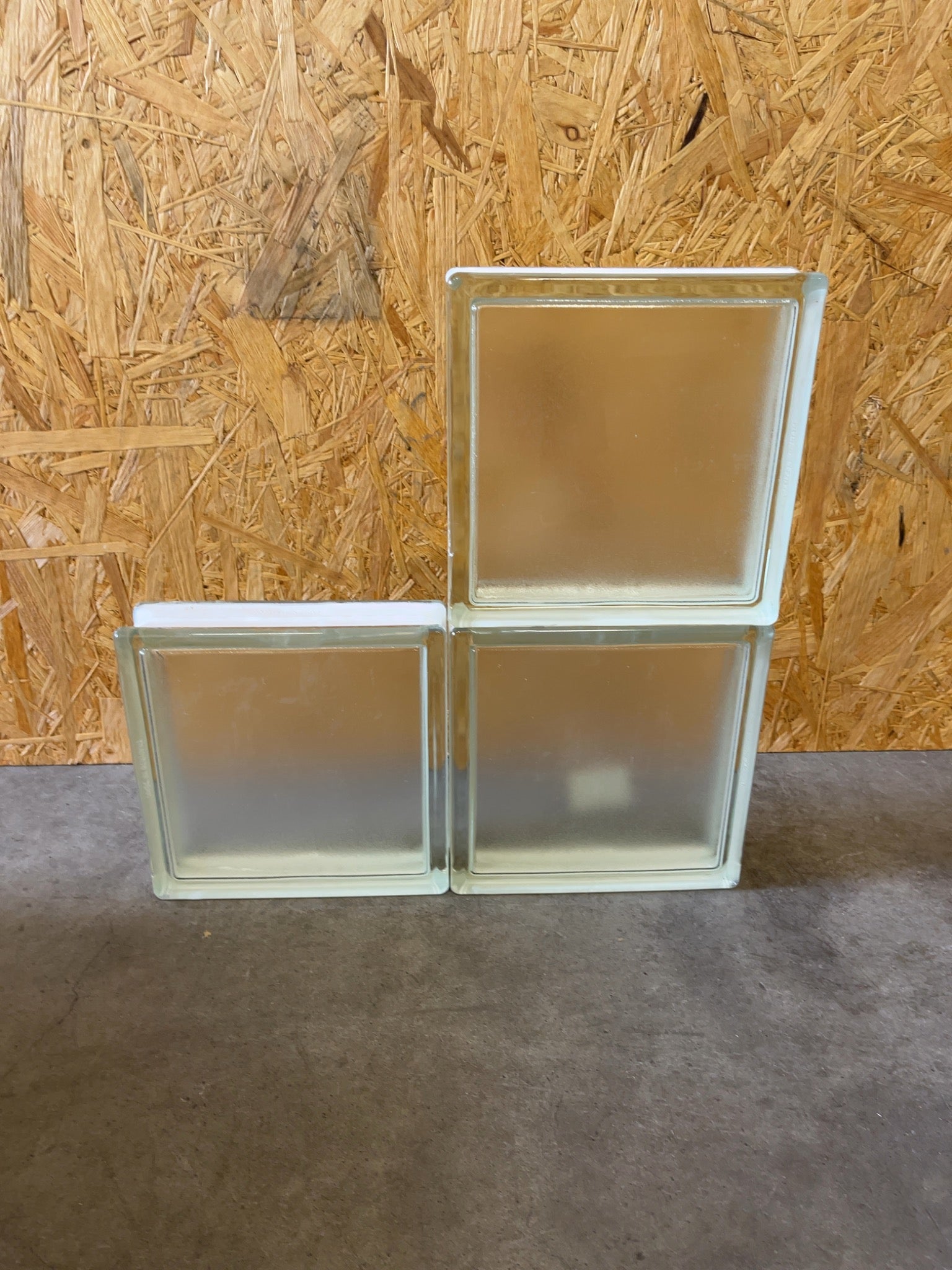 Två lådor med total 20 glasblock.