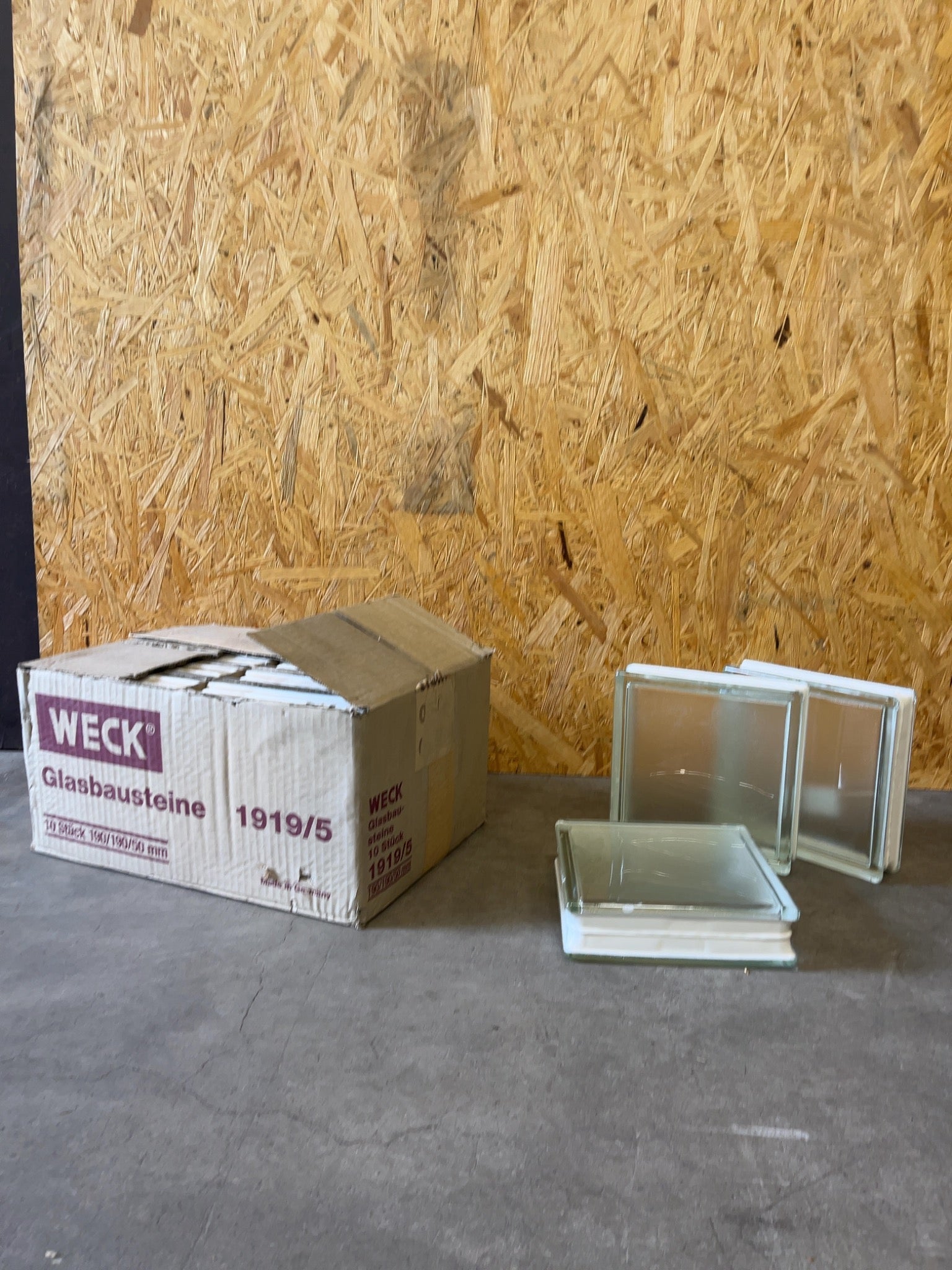 Två lådor med total 20 glasblock.