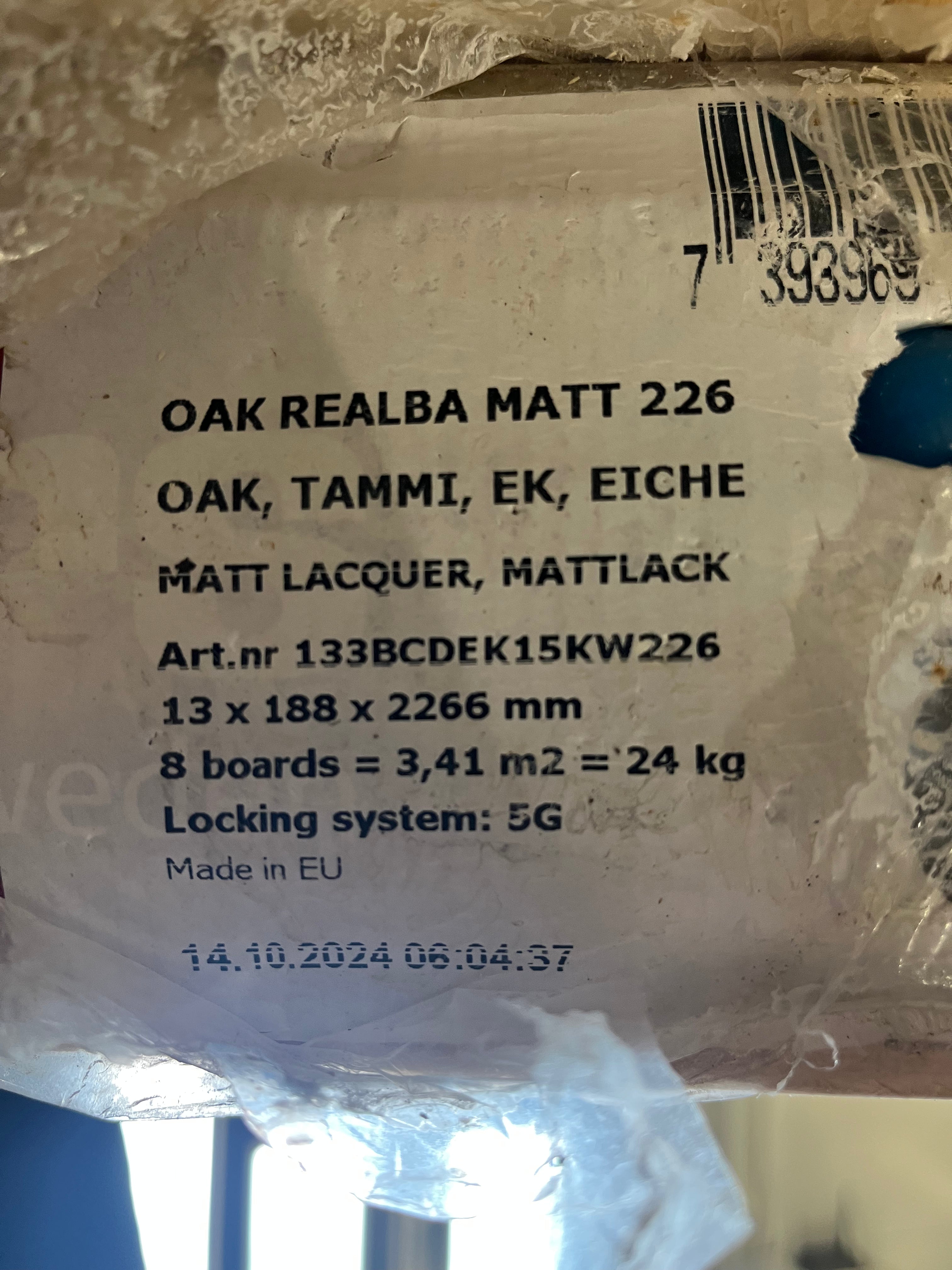Mattlackad 3-stavsparkett. Finns minst en låda á 3,41m2.Ej uppackat.