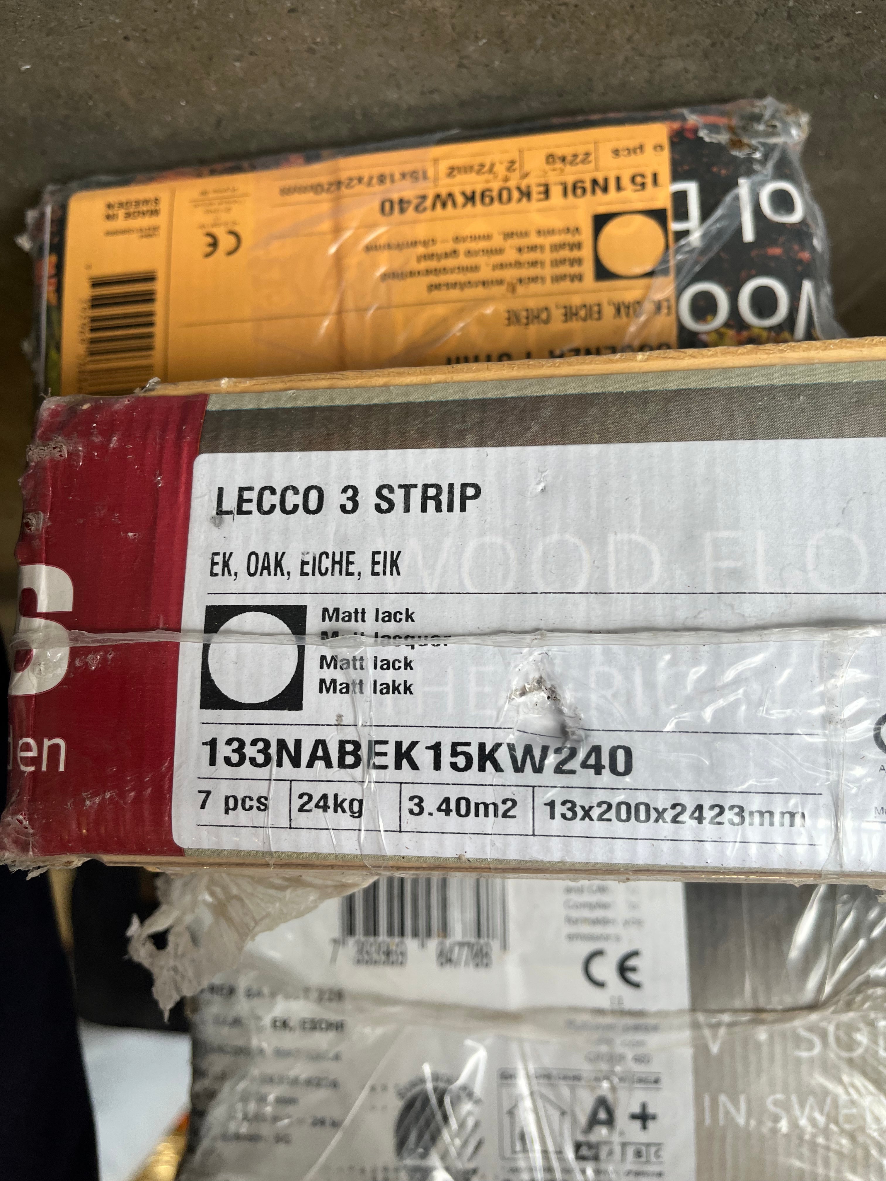 Mattlackad 3-stavsparkett från Kährs. Finns minst 1 låda á 3,40m2Oupppackat.